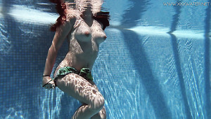 Spanish hottie with nice juicy titties Diana Rius swims in the pool in erotic mode
