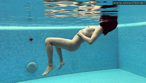 Torrid alone Lady Dee flashes her tits and nice bum underwater