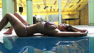 Enjoy slutty sporty swimmer Heidi Van Horny and her nude underwater show