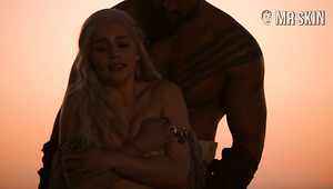 Nice titties of sexy blondie Emilia Clarke are flashed outdoors