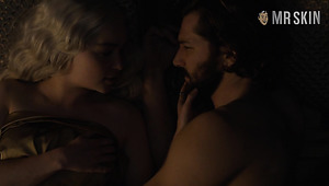 Passionate kissing and bed scene with gorgeous blondie Emilia Clarke