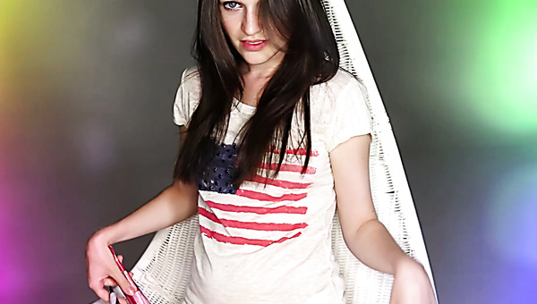 Oversexed hottie Serena eating ice cream and playing with her shaved pussy