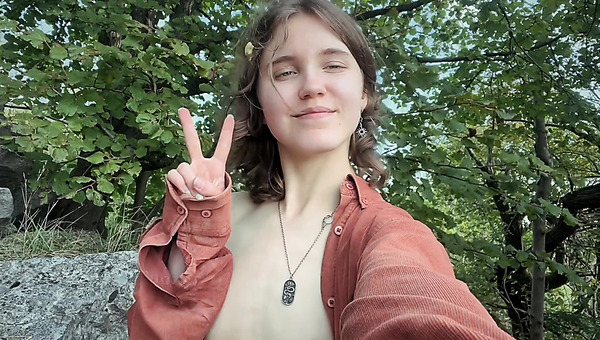 Bored young lady put  out her fellow and put it inside her pussy