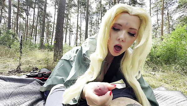 Naruto cosplayers decide to fuck in the woods: Kakashi vs Tsunade