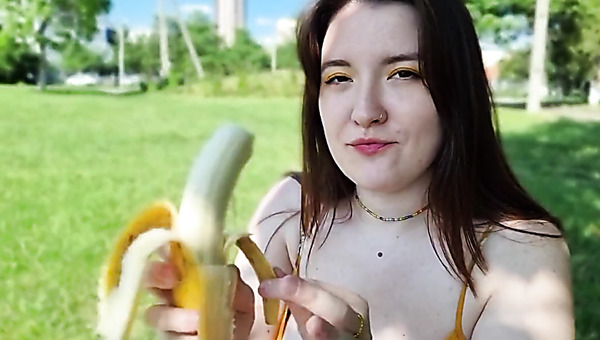 I've met a horny girl in a park and offered her a quick fuck