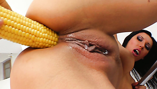 Nasty brunette chick Lara stuffs her ass hole with an ear of corn