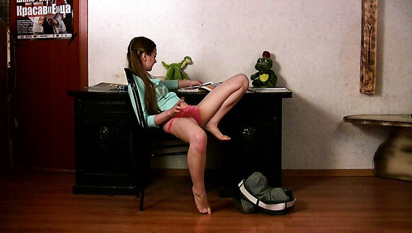 Whorish young curvy teen toys her bald vagina with fingers