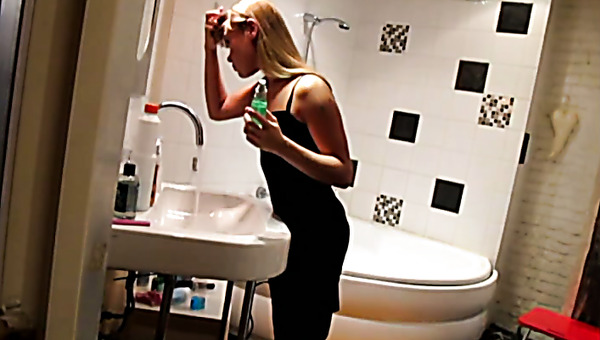 Shameless gal feels comfortable showering in front of a camera