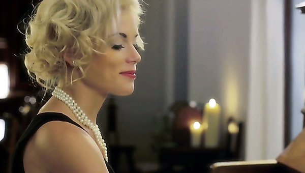 Sophisticated blonde makes her lover cum with her mouth