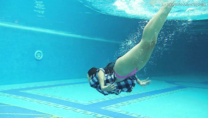 Bootylicious lusty hottie Sazan Chehards exposes her curves underwater